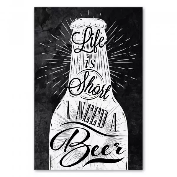 Schwarz-weißes Poster mit Bierflasche und dem Spruch "Life is Short I Need a Beer" im Kreidetafel-Stil. Schwarz-weißes Poster mit Bierflasche und dem Spruch "Life is Short I Need a Beer" im Kreidetafel-Stil.